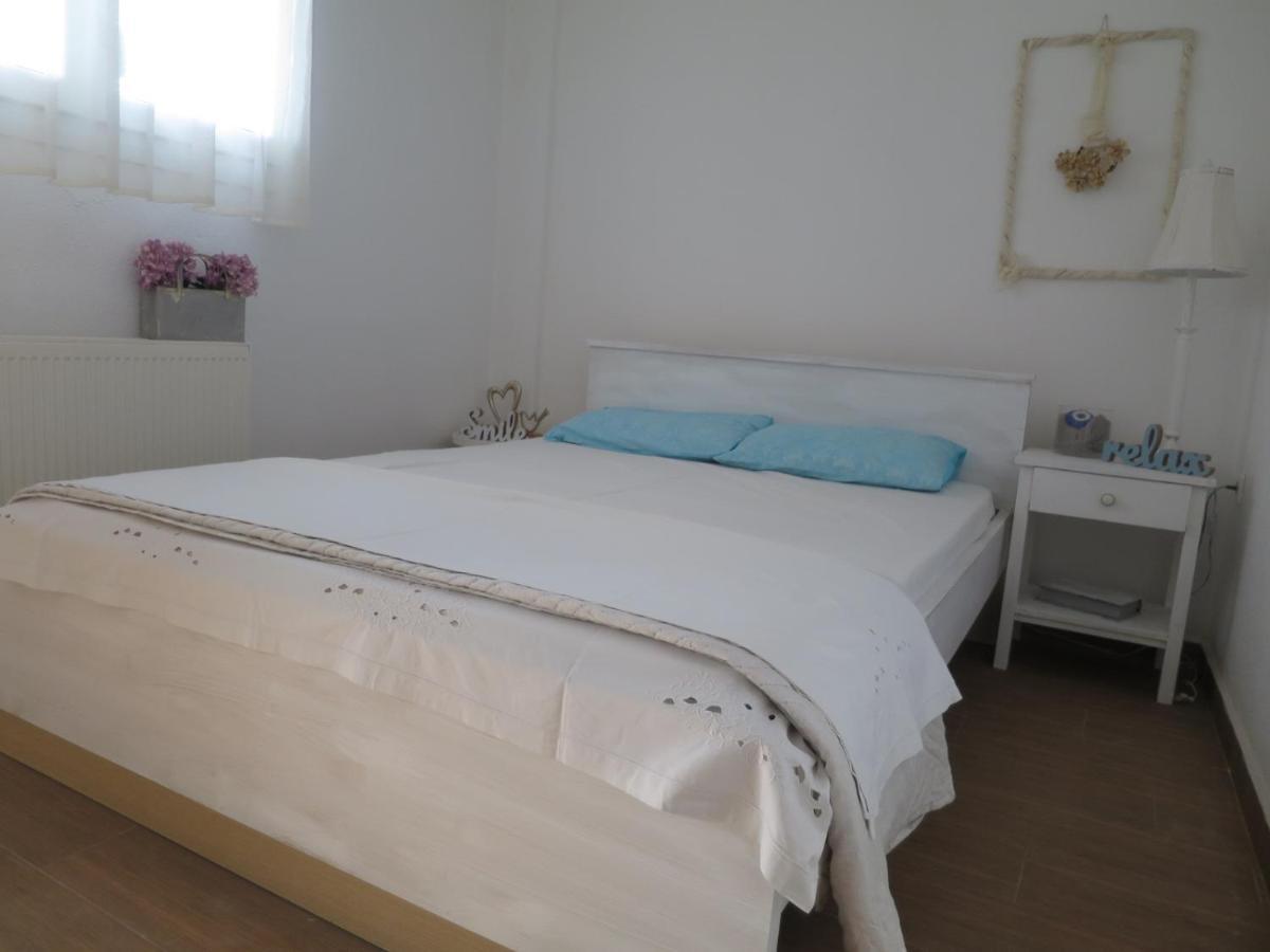 Guesthouse With Garden Komotiní Ngoại thất bức ảnh