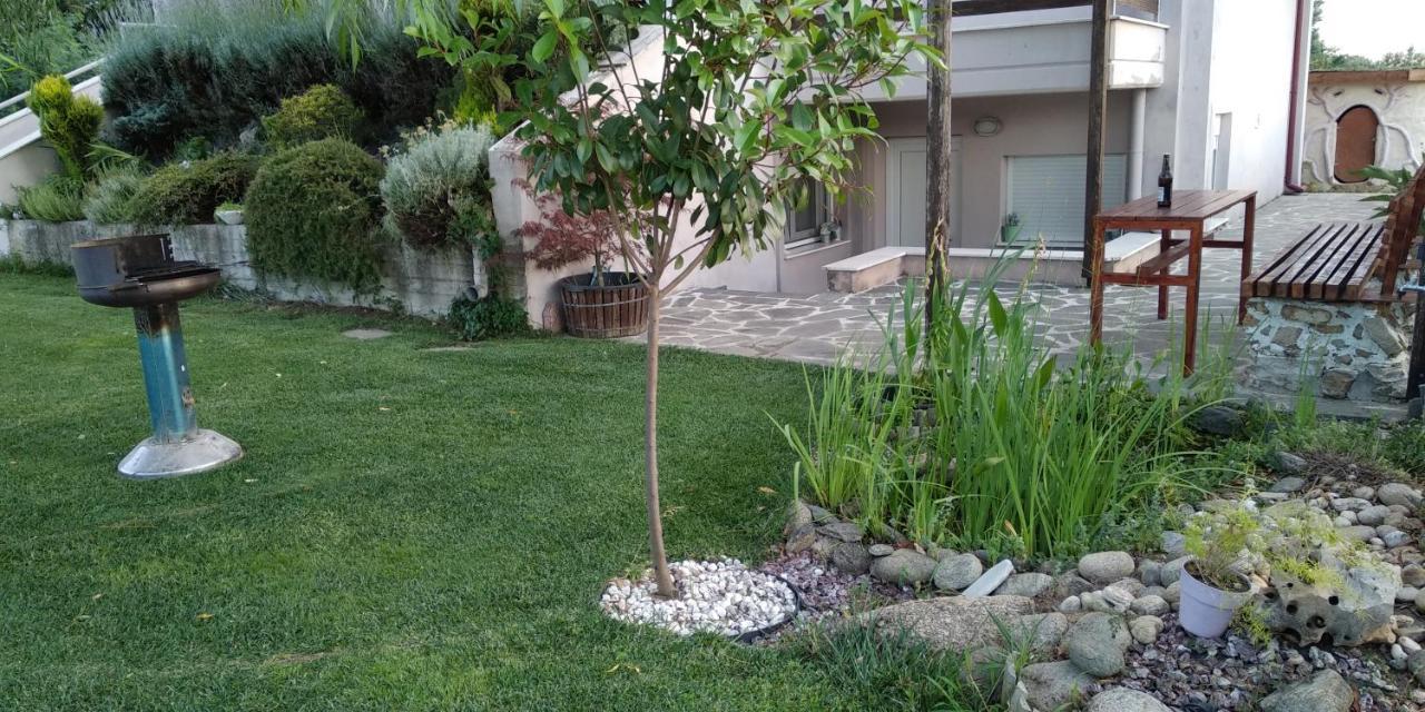 Guesthouse With Garden Komotiní Ngoại thất bức ảnh